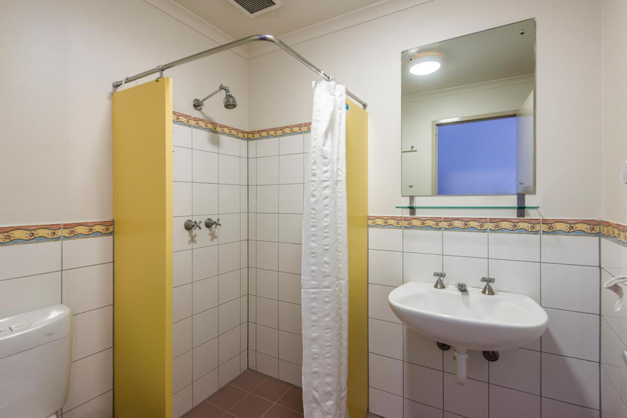 Chambre Lit Queen-Size avec Salle de Bains Privative